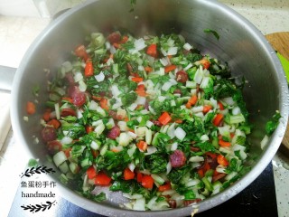 腊肠菜心粒,把之前切好的青红椒倒入锅里翻炒。日然后把菜心倒进锅里，把火调至大火，把所有材料翻炒均匀，最后倒入糖和鸡粉。炒均匀后即可上碟。