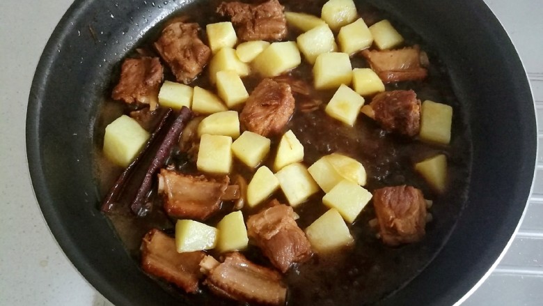 土豆红烧排骨,烧至最后5分钟加入土豆。