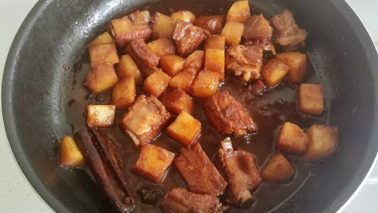 土豆红烧排骨,再焖煮至土豆软熟。