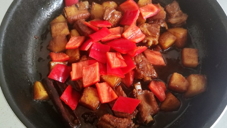 土豆红烧排骨,土豆煮软后加入红椒。