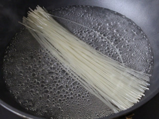 猪肝粉,锅中水烧开，下米粉进去煮至中间没有白心即可。