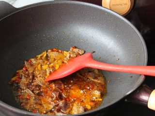 猪肝粉,加入姜，小米辣，猪肝进去翻炒，待猪肝变色时加料酒，生抽同炒。