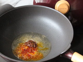 猪肝粉,油锅烧热，加一勺黄豆酱和一勺豆瓣酱炒香。