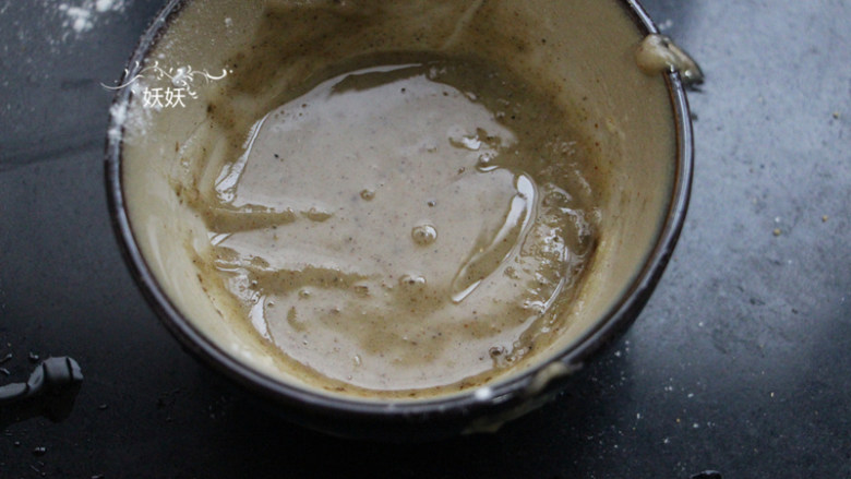 人气油酥饼,将植物油趁热倒入面粉，搅拌成可以流动的糊状。