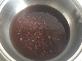 开花红豆甜豆浆,放入锅中煮至开花