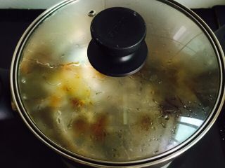 治愈系甜品+桃胶双色芋圆水果捞,盖上锅盖中火煮15-20分钟