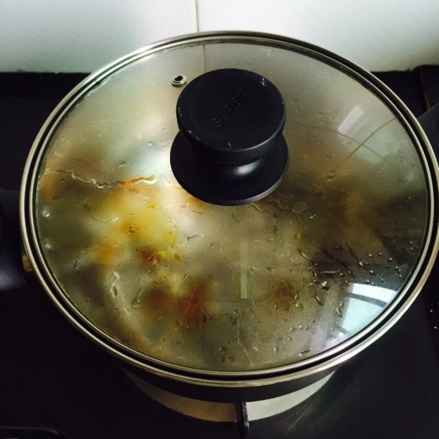 治愈系甜品+桃胶双色芋圆水果捞,盖上锅盖中火煮15-20分钟