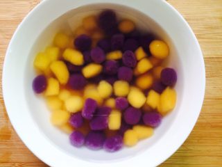 治愈系甜品+桃胶双色芋圆水果捞,将芋圆盛在冰水的碗内，使芋圆更Q口感更好