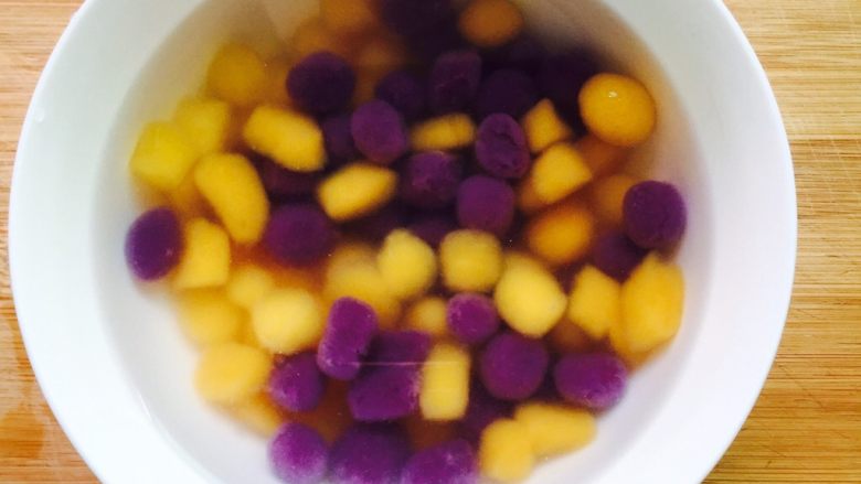 治愈系甜品+桃胶双色芋圆水果捞,将芋圆盛在冰水的碗内，使芋圆更Q口感更好