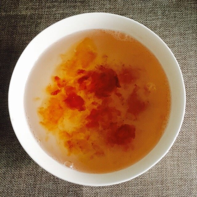 治愈系甜品+桃胶双色芋圆水果捞,盛在碗里备用