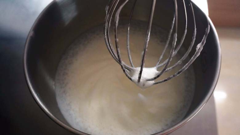 夏季私房热门的西瓜蛋糕,将档位旋至5档，高速打发蛋白，打至细泡时，加入第二次细砂糖。
