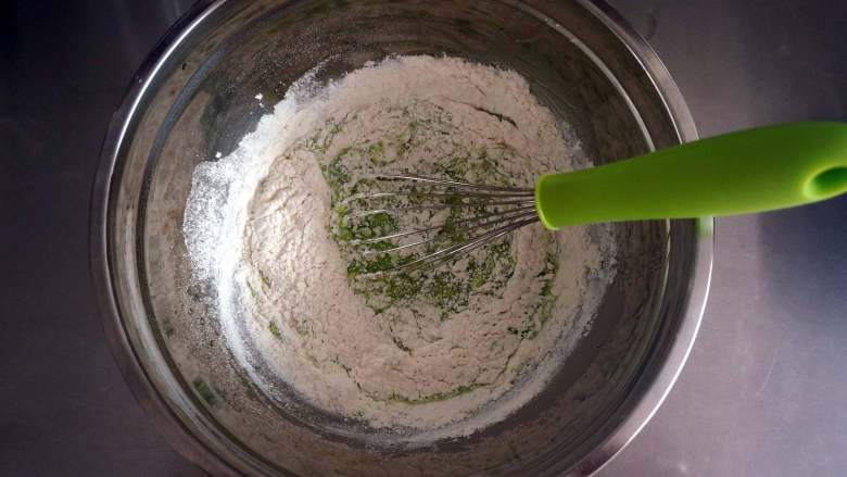 夏季私房热门的西瓜蛋糕,筛入40克低筋粉，拌至无干粉状态，放置一旁备用。上下火175度开始预热烤箱。
