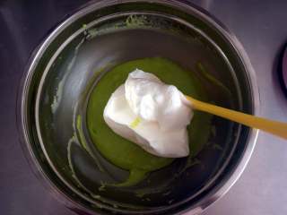 夏季私房热门的西瓜蛋糕,将三分之一的蛋白糊和绿色蛋黄糊翻拌混合。