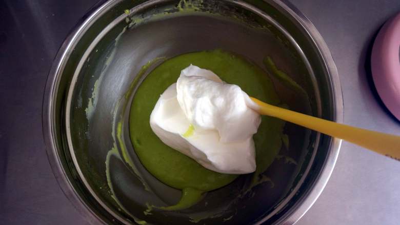 夏季私房热门的西瓜蛋糕,将三分之一的蛋白糊和绿色蛋黄糊翻拌混合。