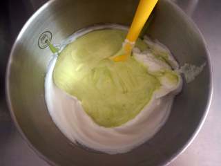 夏季私房热门的西瓜蛋糕,然后将混合物倒入剩下的三分之二的蛋白糊中，拌均匀。
