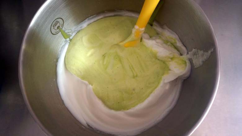 夏季私房热门的西瓜蛋糕,然后将混合物倒入剩下的三分之二的蛋白糊中，拌均匀。
