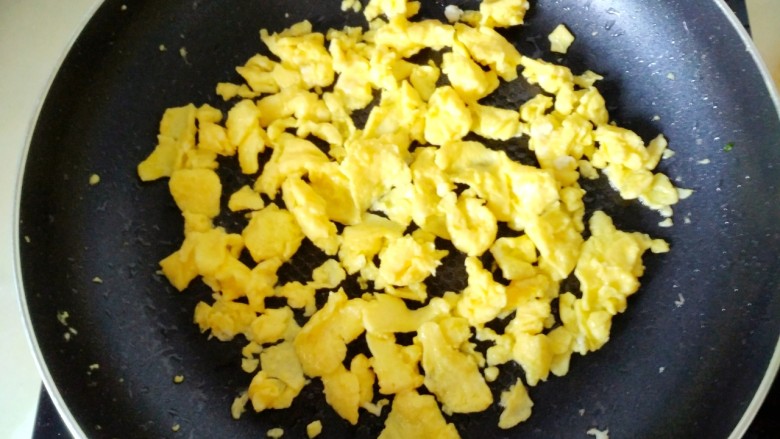 青笋炒鸡蛋,用筷子搅拌均匀