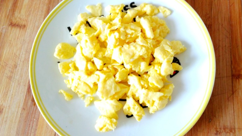青笋炒鸡蛋,把煎熟的鸡蛋盛入盘里备用