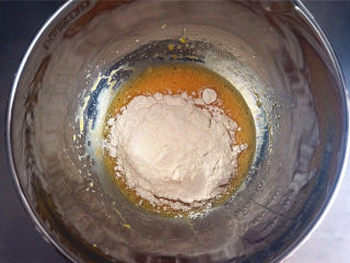 夏季私房热门的西瓜蛋糕,筛入50克低筋粉，拌至无干粉状态。
