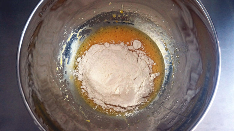 夏季私房热门的西瓜蛋糕,筛入50克低筋粉，拌至无干粉状态。
