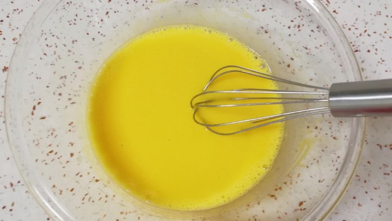 网红数字蛋糕,搅打至蛋黄、牛奶和玉米油完全融合。