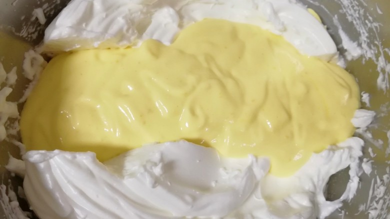 网红数字蛋糕,再把混合好的蛋黄糊倒回到剩下的三分之二蛋白里面，继续混合均匀。
烤箱上下管165度预热。