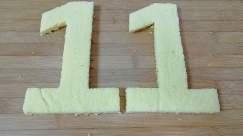 网红数字蛋糕,用小刀刻出“1”字形状，一个蛋糕片能刻出两个8寸的数字，蛋糕做两层，所以我们需要四个“1”。