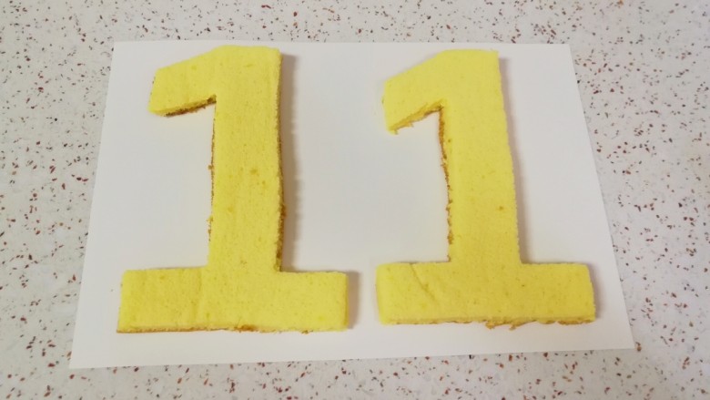 网红数字蛋糕,取两个“1”字形蛋糕片摆好。