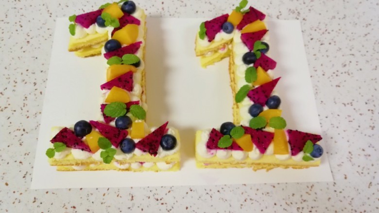 网红数字蛋糕, 用火龙果，黄桃和蓝莓装饰，最后用薄荷叶点缀一下。