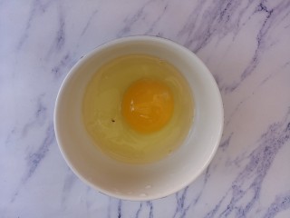 家常炒腊肠,然后把鸡蛋打入碗中。
