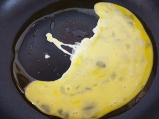 家常炒腊肠,把鸡蛋液倒进去。