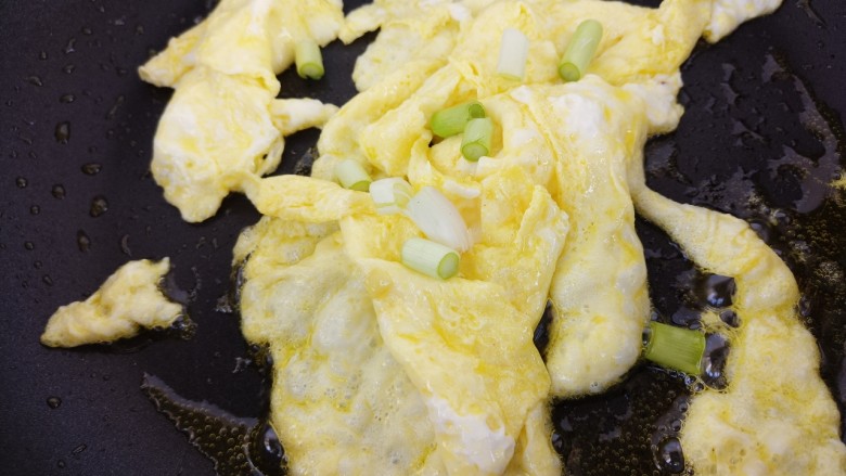 家常炒腊肠,然后加入葱花翻炒。把鸡蛋炒熟。