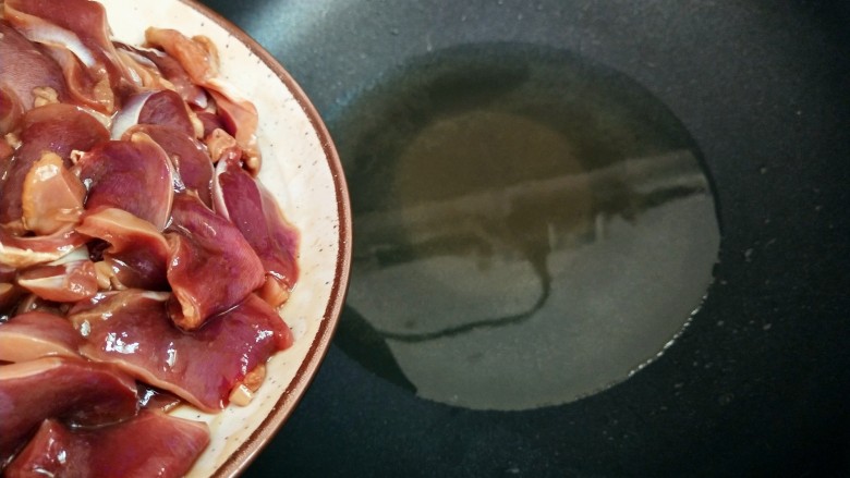 双椒鸭胗,热锅热油，下腌好的鸭胗
