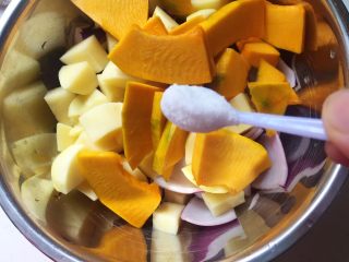 烤土豆杂蔬——土豆的N种吃法3
,加盐