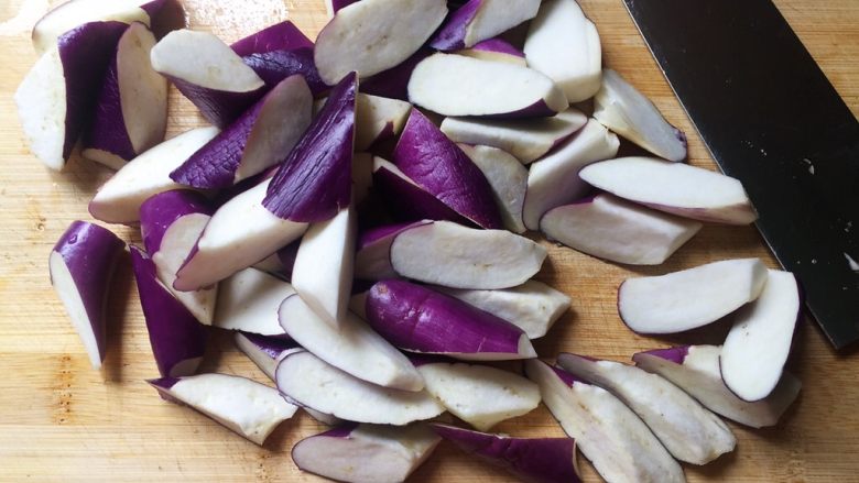 烤土豆杂蔬——土豆的N种吃法3
,茄子切滚刀块