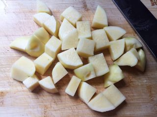 烤土豆杂蔬——土豆的N种吃法3
,土豆切块（别太大，不易熟）