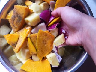 烤土豆杂蔬——土豆的N种吃法3
,抓拌均匀