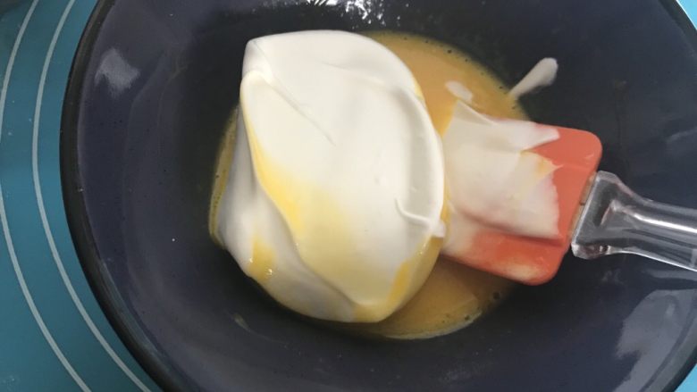 海绵海绵纸杯蛋糕-松软可口老少皆宜

,取三分之一蛋白放入蛋黄糊里，用刮刀翻拌均匀。