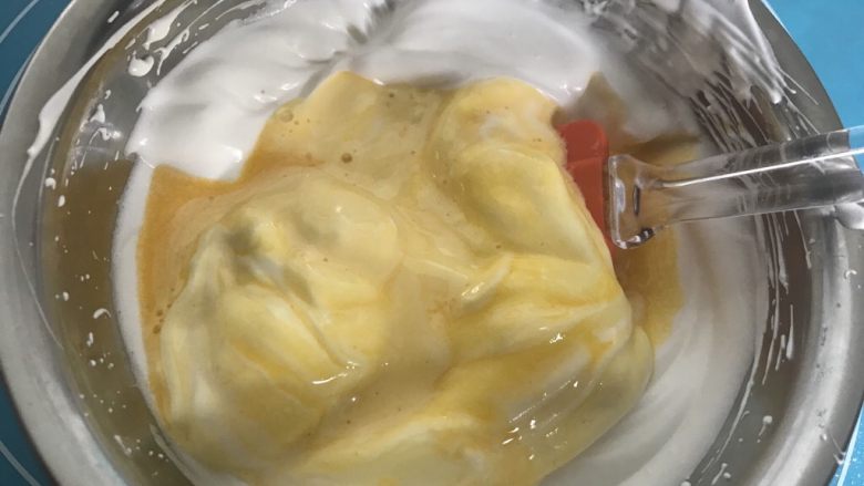 海绵海绵纸杯蛋糕-松软可口老少皆宜

,再将碗里的蛋糊全部倒入蛋白中翻拌均匀。