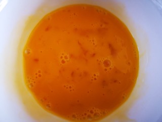 番茄沙司巴沙鱼排,将鸡蛋搅成蛋液