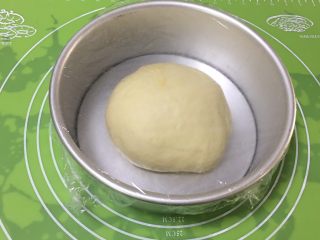 基础面包+咸味吐司,拿出整理滚圆，盖上保鲜膜。