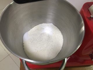 基础面包+咸味吐司,高筋粉，盐和细砂糖放入厨师机内。