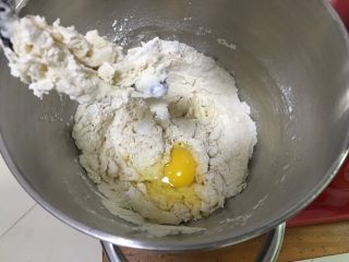 基础面包+咸味吐司,先倒入发酵液搅拌后加鸡蛋。