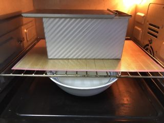基础面包+咸味吐司,吐司盒送入烤箱两次发酵60分钟，方法同上。