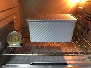 基础面包+咸味吐司,烤箱预热至190度，模具送入烤箱烤制40分钟。