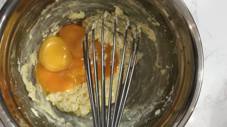 舒芙蕾芝士蛋糕,将黄油和芝士拌匀加入鸡蛋搅拌