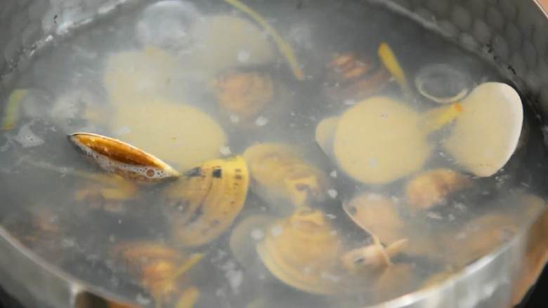 文蛤蒸蛋—试问如此嫩滑的蒸蛋谁不爱,水开倒入姜丝、蛤蜊，煮开捞出备用。