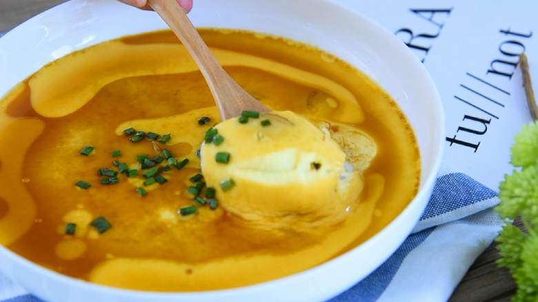 文蛤蒸蛋—试问如此嫩滑的蒸蛋谁不爱,一碗冒着热气的文蛤蒸蛋，就这么捞起一勺，足以温暖你的心。