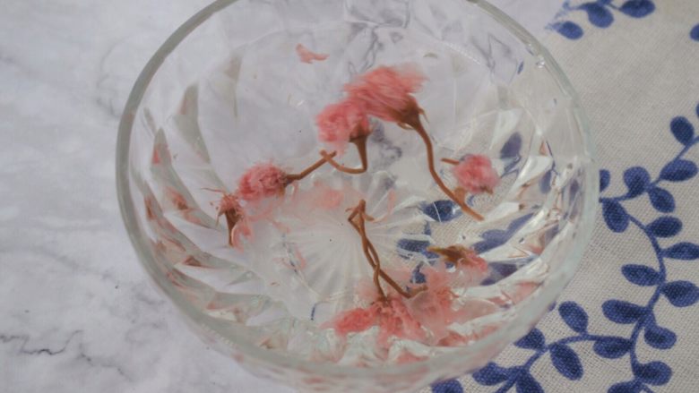 樱花慕斯蛋糕,樱花先用温开水浸泡5分钟，再用凉开水浸泡5分钟