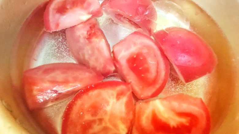 番茄🍅炒蛋🥚肥牛卷🥓豪华方便面,然后把锅里的水倒掉，重新接适量水，大概就是一碗半水（平时家里吃饭的碗🥣）把番茄🍅切块，放进去中火一起煮。